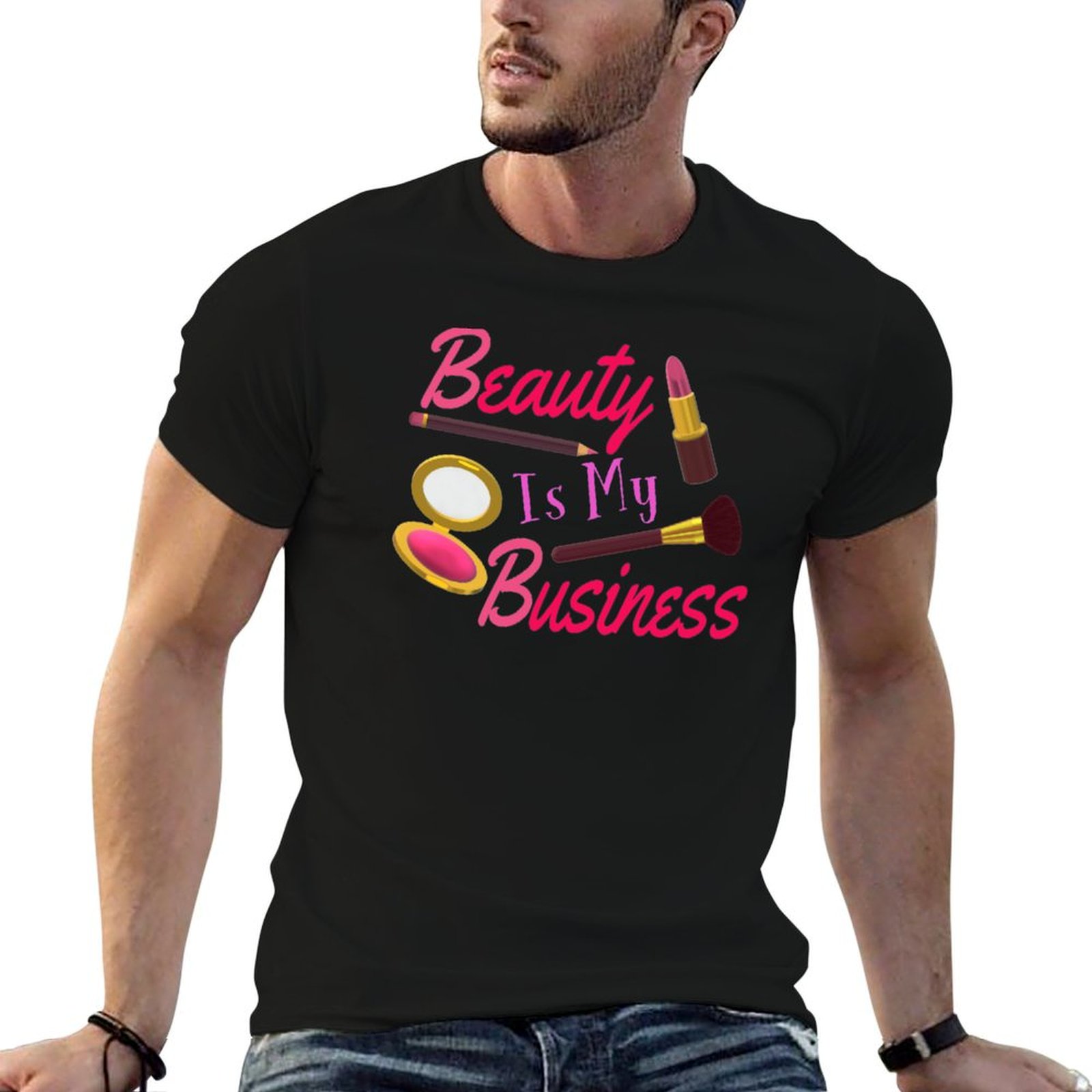 Beauty Makeup Quotes Short - ความงามคือธุรกิจของฉัน - คำคมสำหรับคนรักการแต่งหน้า ศิลปิน และผู้เชี่ยวชาญด้านความงาม เสื้อยืดพื้นดำพร้อมตัวอักษรสีชมพูและสีม่วง