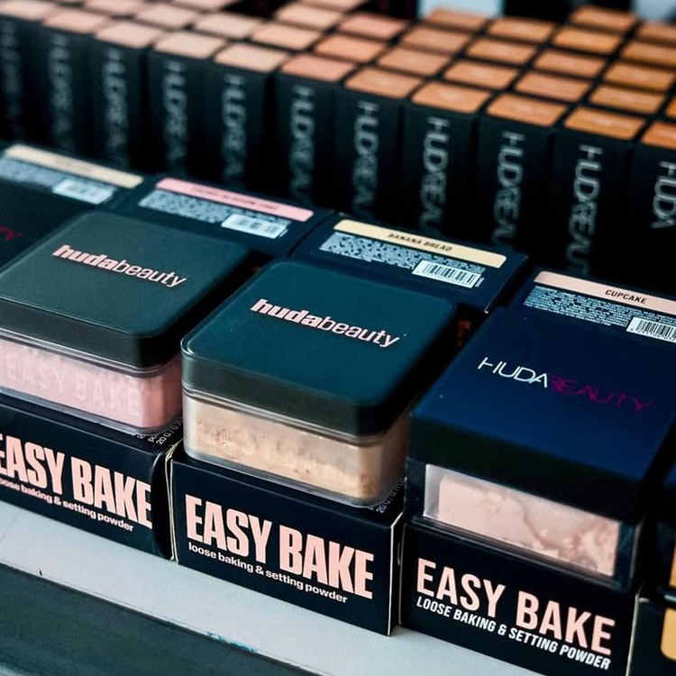 แป้งฝุ่นโปร่งแสงเนื้อแมทท์ ควบ - Huda Beauty Makeup Bag บทวิจารณ์และราคา