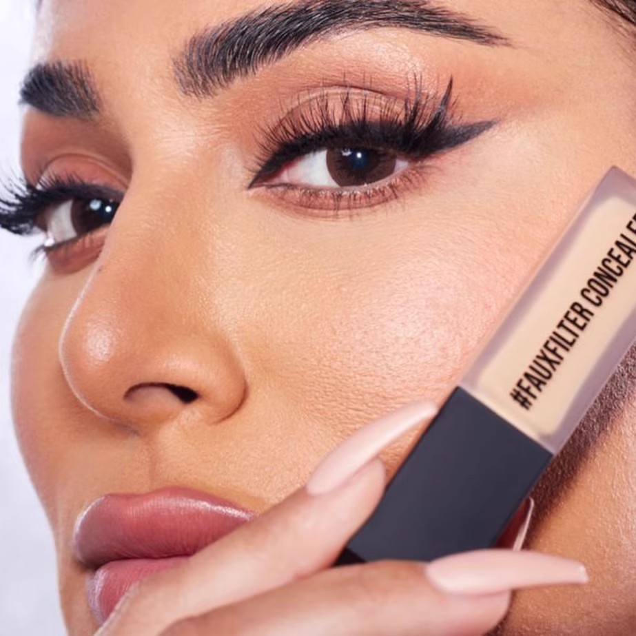 คอนซีลเลอร์เนื้อแมทท์ Huda Bea - Huda Beauty Makeup Bag บทวิจารณ์และราคา