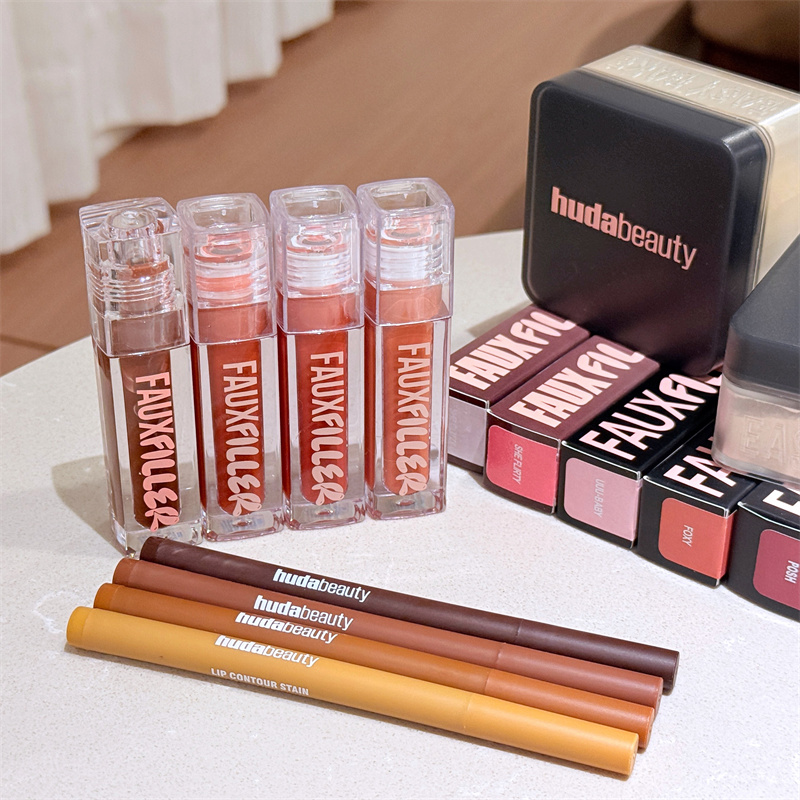 ลิปกลอส HudaBeauty Faux Filler - Huda Beauty Makeup Bag บทวิจารณ์และราคา